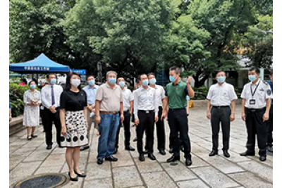 深圳南山區(qū)委書記曾湃調(diào)研華僑城綜合市場